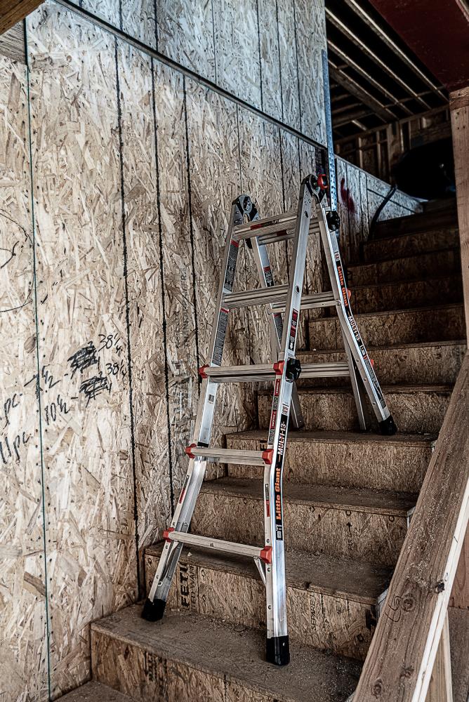 Escalera Multiusos Telescópica con capacidad de carga de 375 lbs - Alcance de 14.3 pies - Tipo 1AA - Modelo M13 16613-001