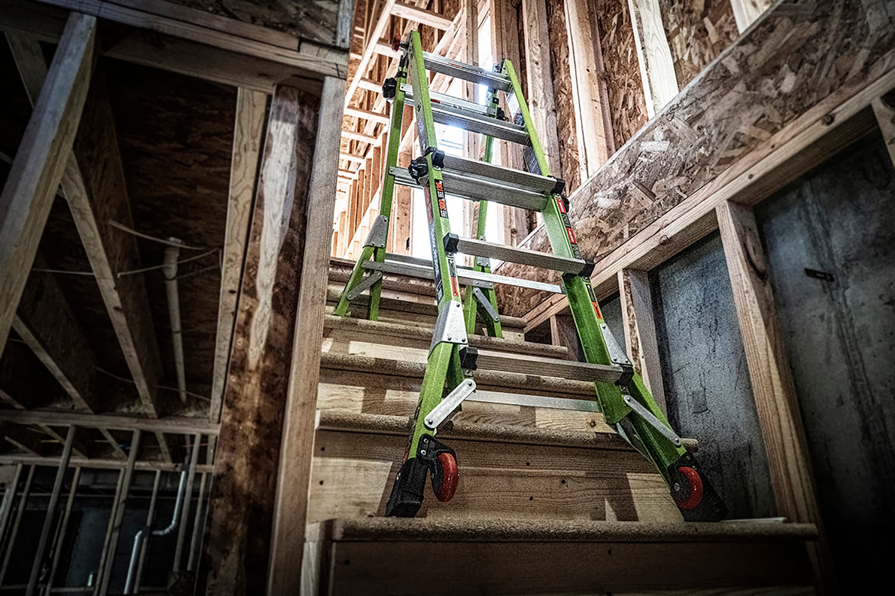 Escalera telescópica multi-posición Little Giant Ladders Dark Horse 2.0 M13 con alcance de 13 pies - capacidad de carga de 300 libras.