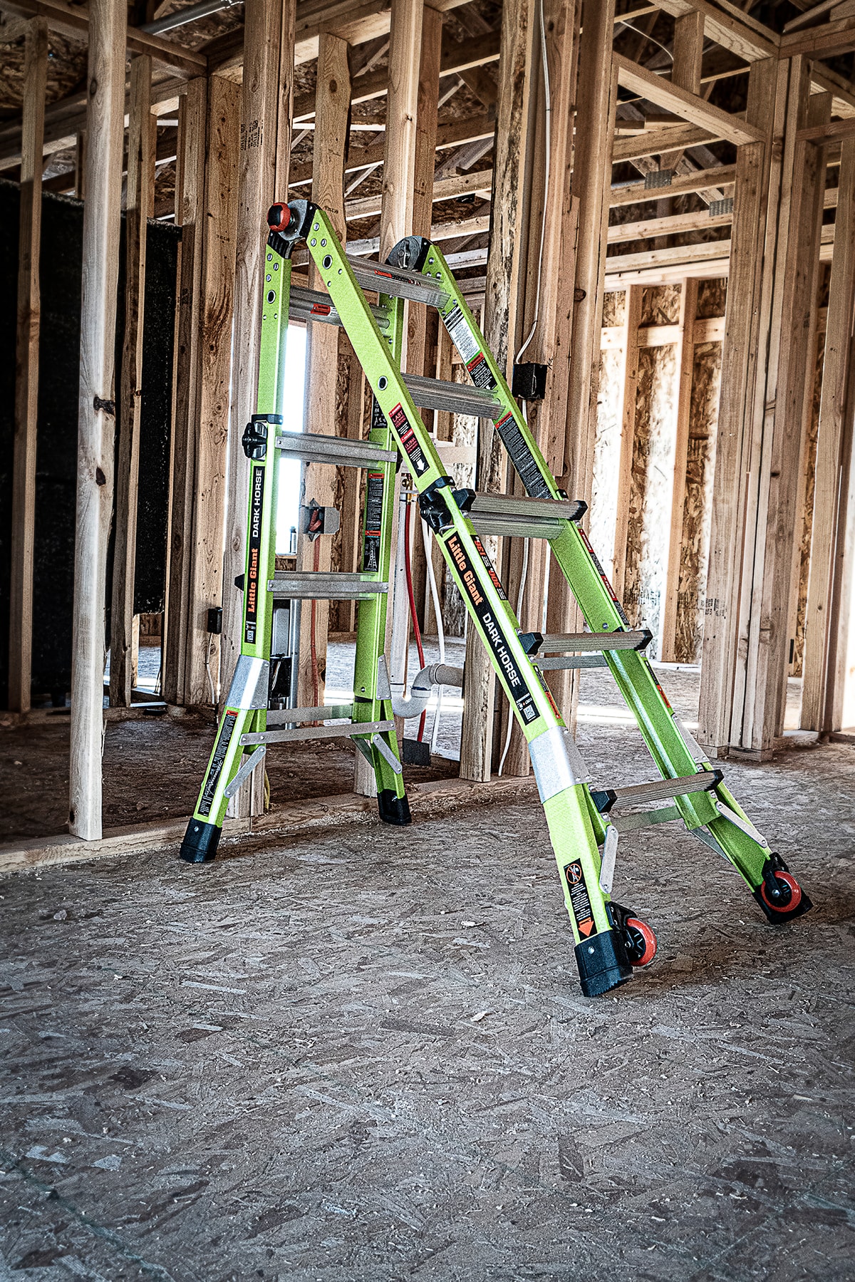 Escalera telescópica multi-posición Little Giant Ladders Dark Horse 2.0 M13 con alcance de 13 pies - capacidad de carga de 300 libras.