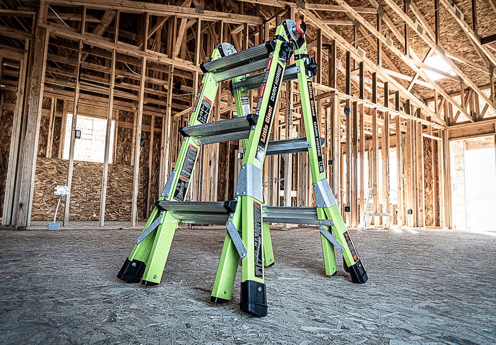 Escalera telescópica multi-posición Little Giant Ladders Dark Horse 2.0 M13 con alcance de 13 pies - capacidad de carga de 300 libras.