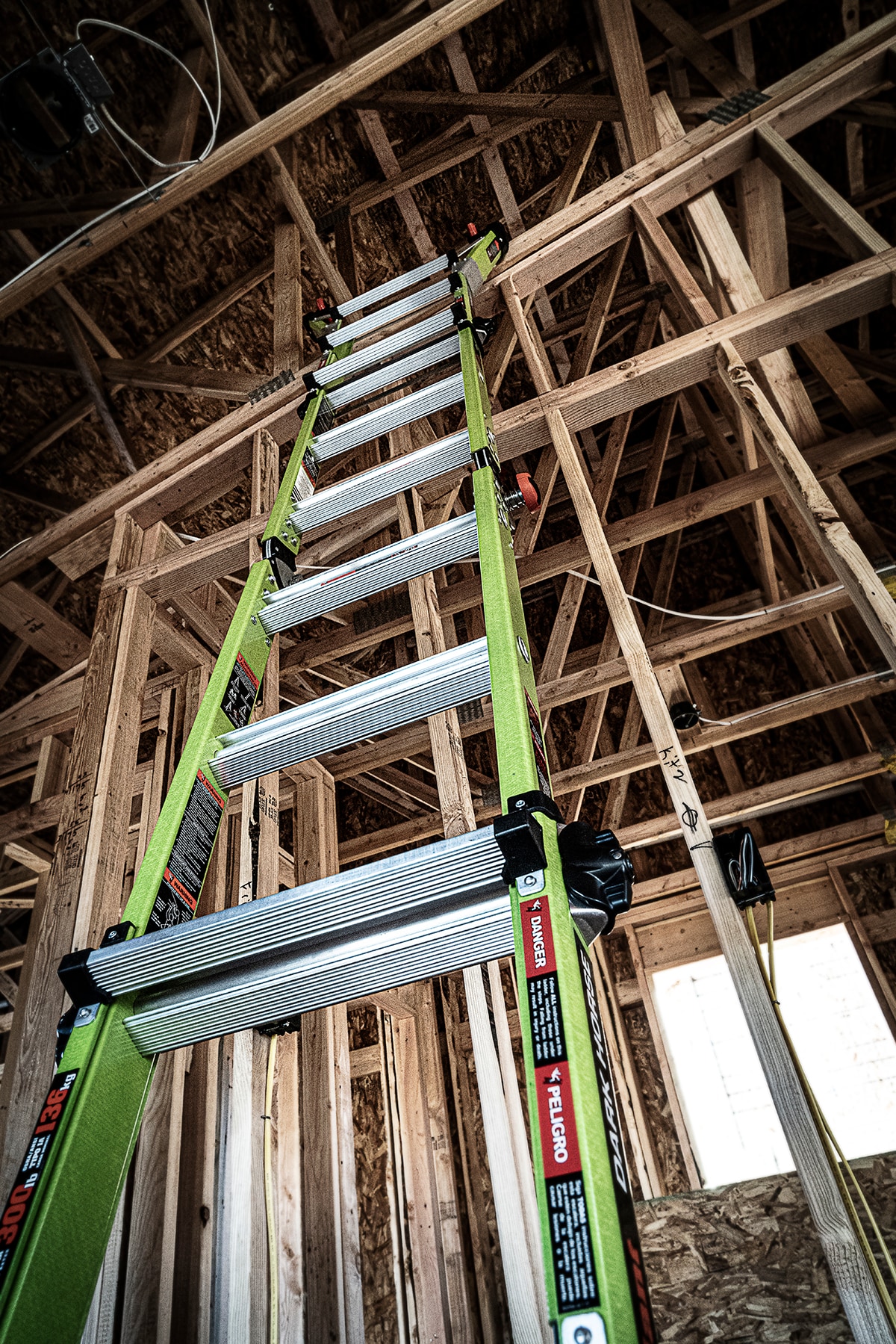 Escalera telescópica multi-posición Little Giant Ladders Dark Horse 2.0 M13 con alcance de 13 pies - capacidad de carga de 300 libras.
