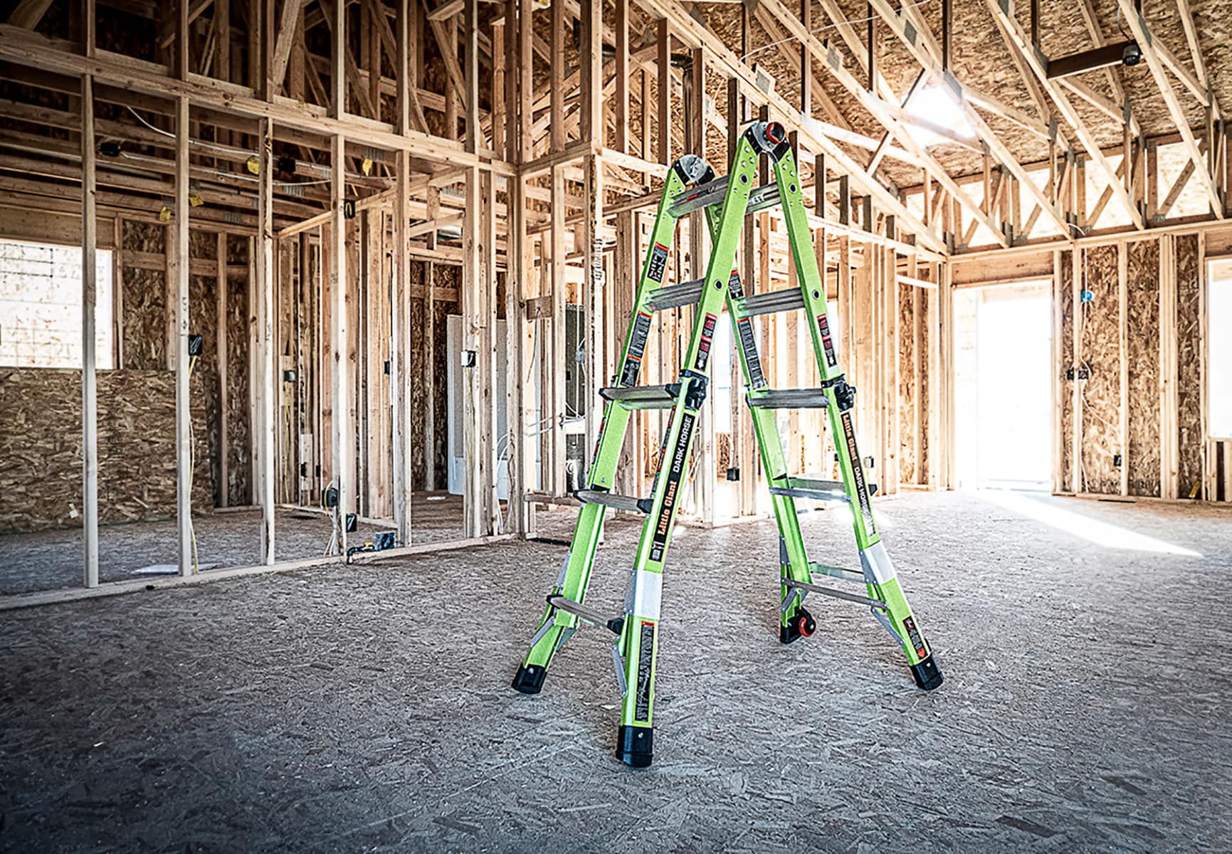 Escalera telescópica multi-posición Little Giant Ladders Dark Horse 2.0 M13 con alcance de 13 pies - capacidad de carga de 300 libras.