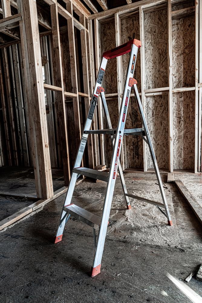Escalera plataforma Little Giant Ladders Flip-N-Lite M5 de 5 pies (altura de alcance de 9.3 pies) de aluminio Tipo 1A - Capacidad de carga de 300 libras 15273-001