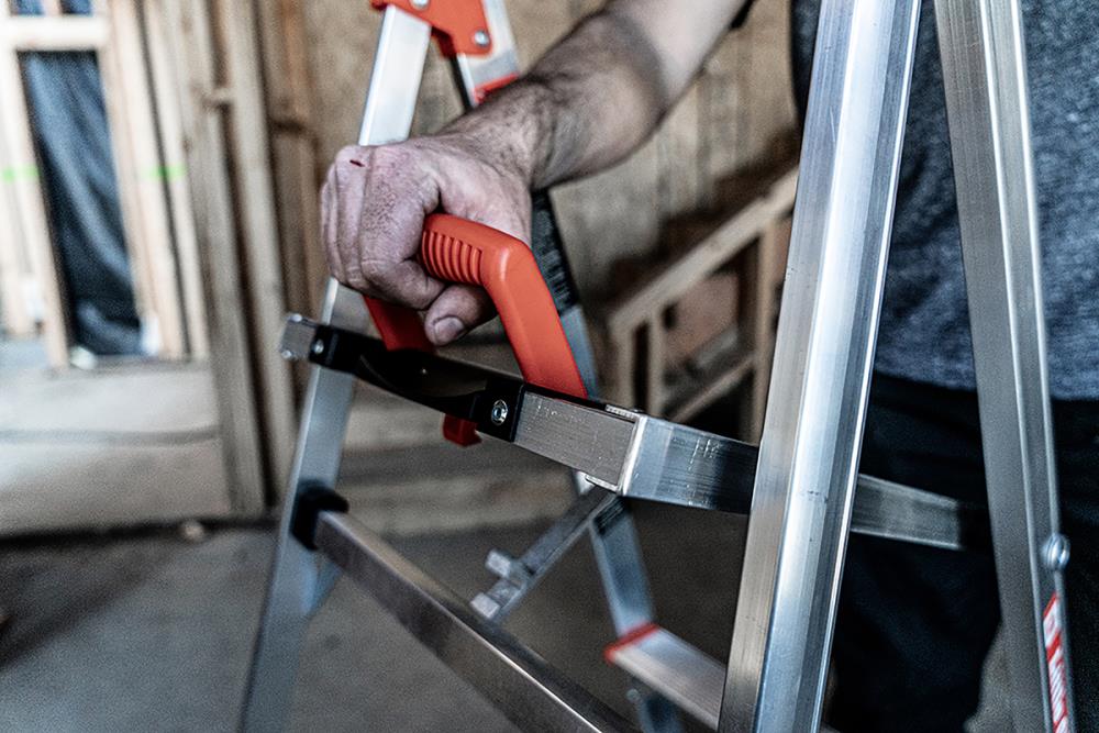 Escalera plataforma Little Giant Ladders Flip-N-Lite M5 de 5 pies (altura de alcance de 9.3 pies) de aluminio Tipo 1A - Capacidad de carga de 300 libras 15273-001