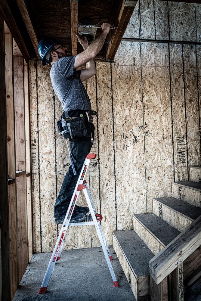 Escalera de plataforma tipo 1A de aluminio de 4 pies (8.3 pies de altura alcanzable) Flip-N-Lite M4 de Little Giant Ladders con capacidad de carga de 300 lbs.