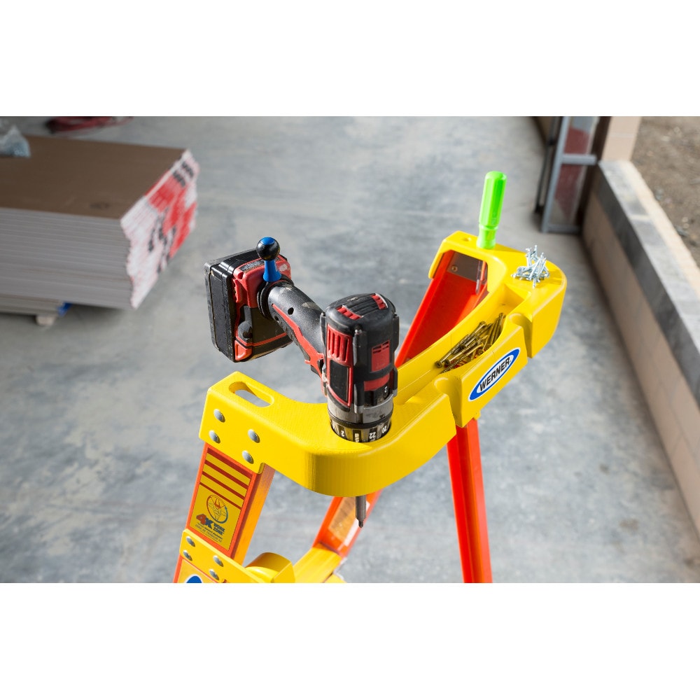 Escalera de plataforma PD6208 de fibra de vidrio de 11 pies (altura de alcance de 14 pies) Tipo 1A con capacidad de carga de 300 libras Werner.
