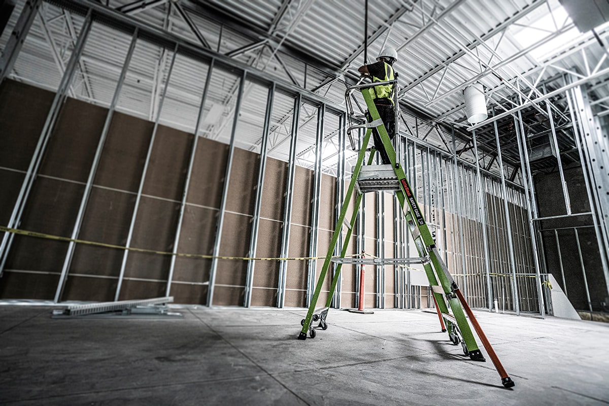 Escalerilla con jaula de seguridad Little Giant Ladders 1.55 m (3.69 m de altura) Tipo 1AA de fibra de vidrio - Capacidad de carga de 375 lbs. Escalerilla de plataforma 19706-146