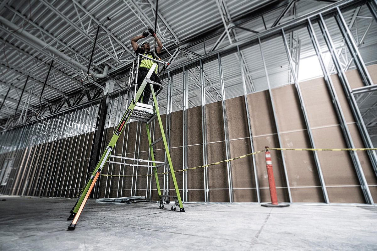 Escalerilla con jaula de seguridad Little Giant Ladders 1.55 m (3.69 m de altura) Tipo 1AA de fibra de vidrio - Capacidad de carga de 375 lbs. Escalerilla de plataforma 19706-146