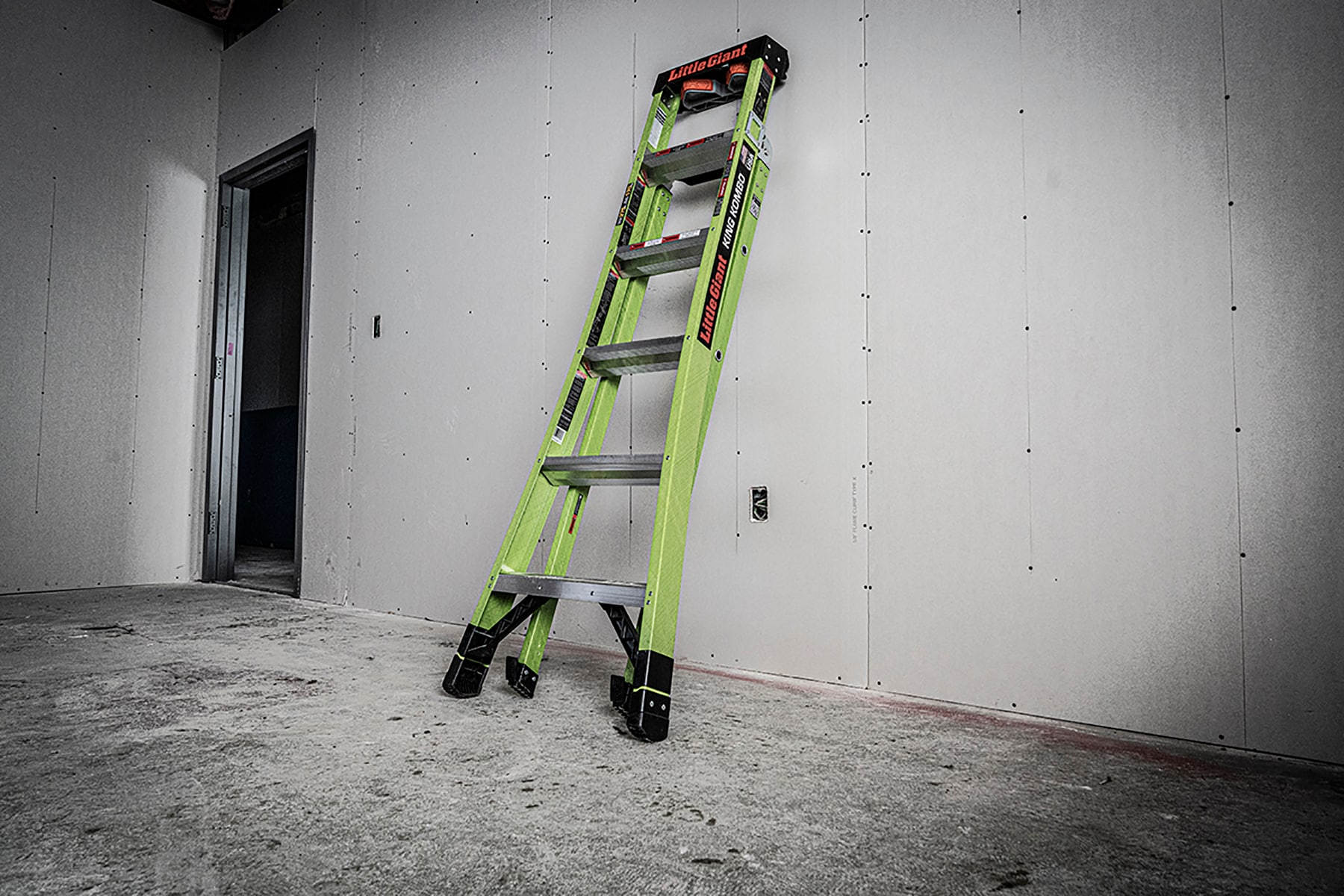 Escalera King Kombo 2.0 Pro M6 de Little Giant Ladders de 3 en 1, 6 pies (altura de alcance de 13.1 pies) de Fibra de Vidrio Tipo 1AA - Capacidad de carga de 375 libras. Escalón 13906-002