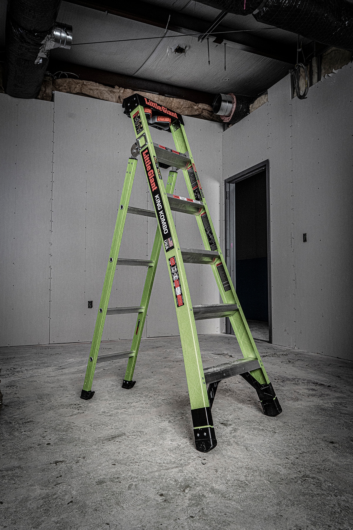 Escalera King Kombo 2.0 Pro M6 de Little Giant Ladders de 3 en 1, 6 pies (altura de alcance de 13.1 pies) de Fibra de Vidrio Tipo 1AA - Capacidad de carga de 375 libras. Escalón 13906-002