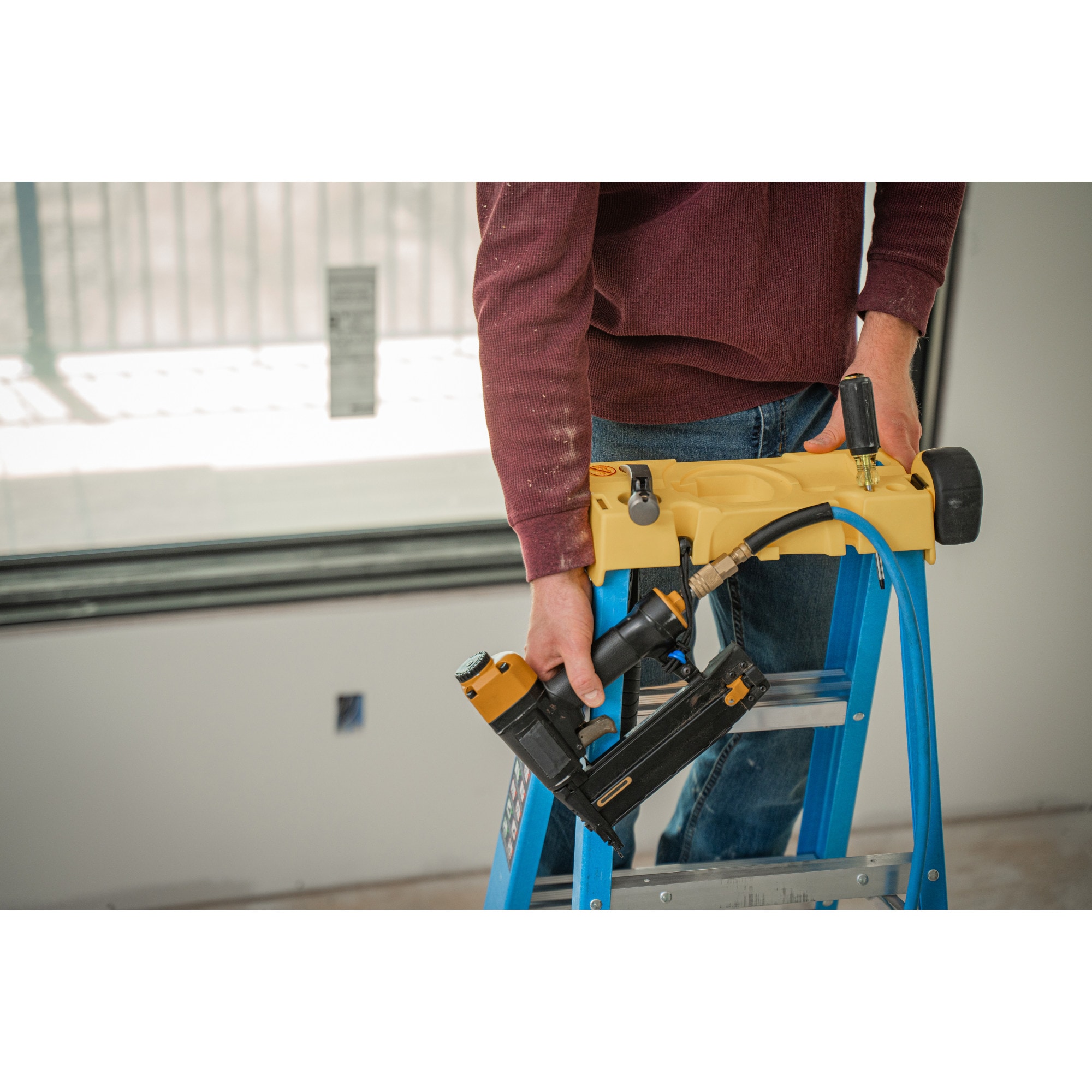 Escalera de tijera de fibra de vidrio de 4 pies (altura de alcance de 8 pies) tipo 1 - Capacidad de carga de 250 lbs. Modelo FS104