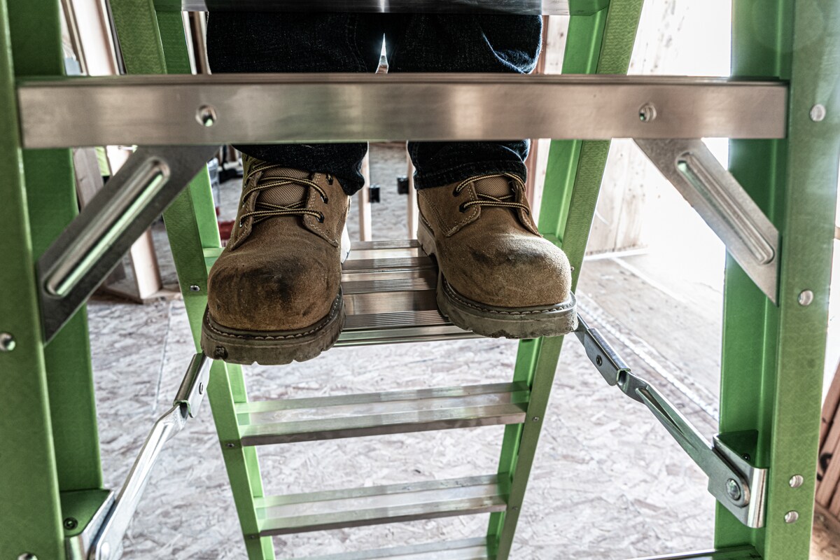Escalerilla Little Giant A-Force300 de 6 pies (altura alcanzada de 10.3 pies) de fibra de vidrio Tipo 1A - Capacidad de carga de 300 libras. Escalera de 6 peldaños 15796-002.