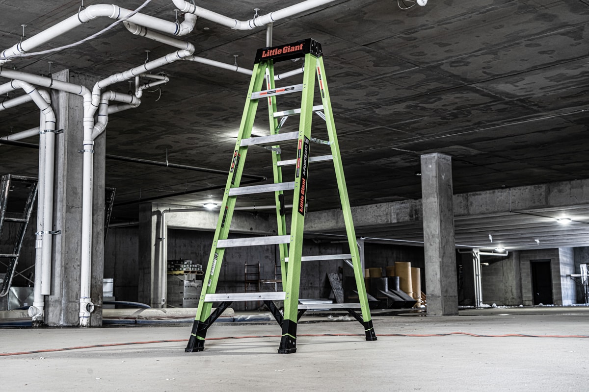 Escalerilla Little Giant A-Force300 de 6 pies (altura alcanzada de 10.3 pies) de fibra de vidrio Tipo 1A - Capacidad de carga de 300 libras. Escalera de 6 peldaños 15796-002.