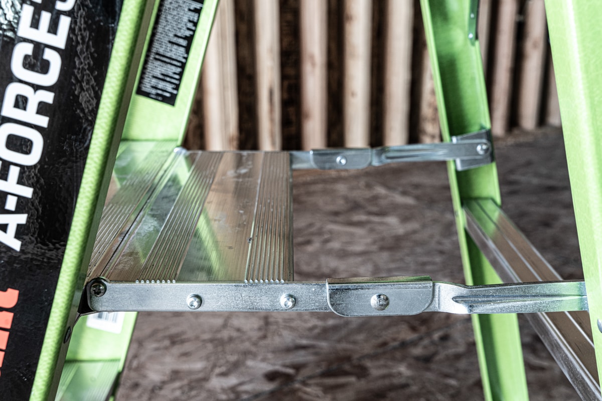 Escalerilla Little Giant A-Force300 de 6 pies (altura alcanzada de 10.3 pies) de fibra de vidrio Tipo 1A - Capacidad de carga de 300 libras. Escalera de 6 peldaños 15796-002.