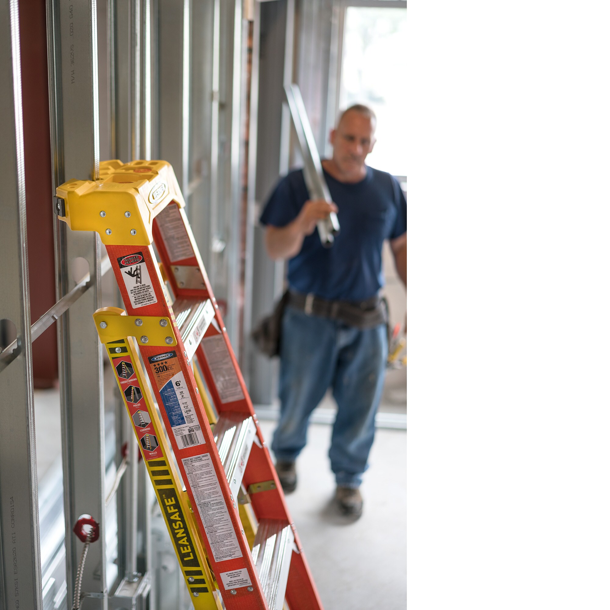 Escalera de tijera de fibra de vidrio tipo 1A Werner L6200 de 10 pies (14 pies de altura de alcance) con capacidad de carga de 300 libras modelo L6210