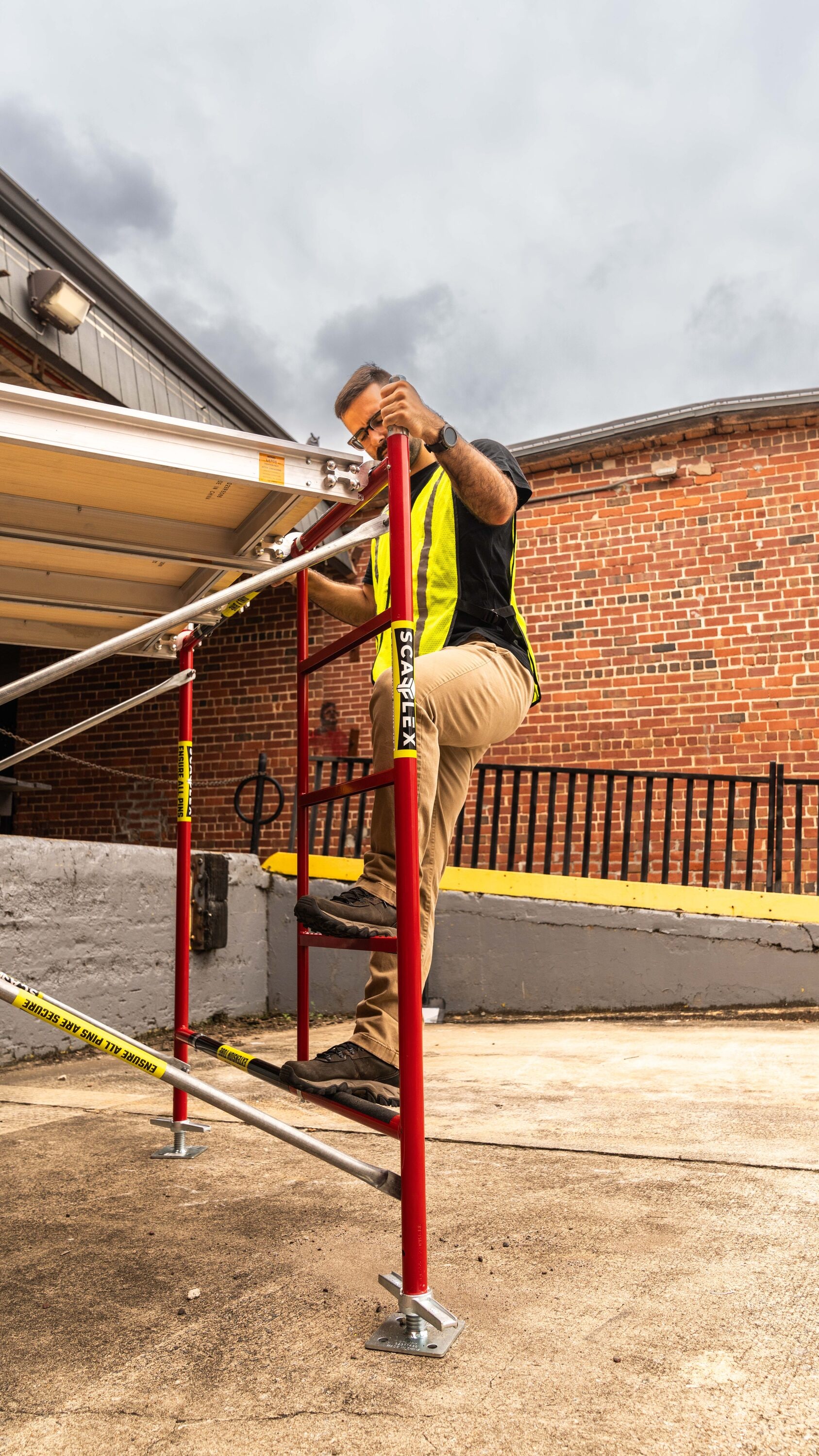 Construcción de Marcos Exteriores/Interiores Tamaño B para Marcos de Albañilería de Acero SCAFFLEX de 5 pies de altura x 1.57 pies de largo Capacidad de 2700 libras Marco de Andamio BFS55KT+BFL