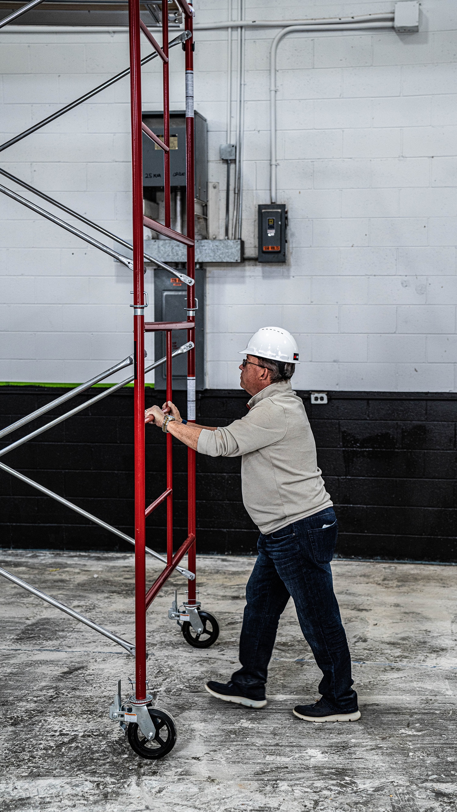 Estructura de andamio para exteriores de albañilería (paquete de 4) Marco de acero de 5.42 pies de alto por 5.14 pies de largo, capacidad de 4900 libras. Marco de andamio BFS5W5HQ48P4+BFL