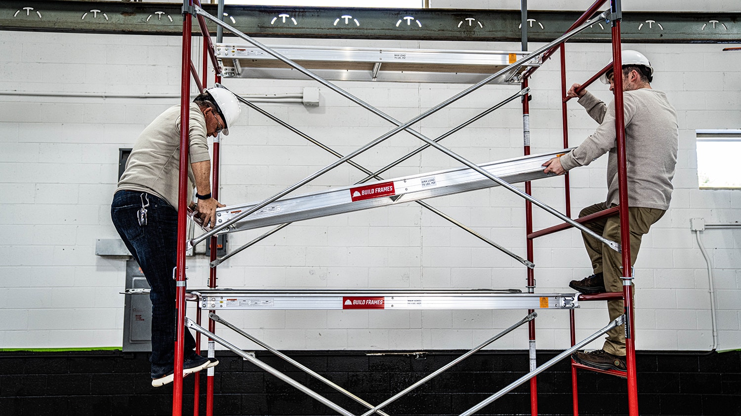 Estructura de andamio para exteriores para albañiles (paquete de 2) de acero de 5.42 pies de alto x 5.14 pies de largo, capacidad de 4900 libras. Estructura de andamio BFS5W5HQ48P2+BFL