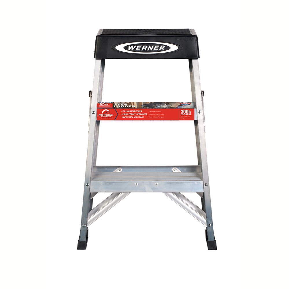 Escalera de aluminio tipo 1A Werner 150B de 2 pies (altura de alcance de 8 pies) con capacidad de carga de 300 libras.