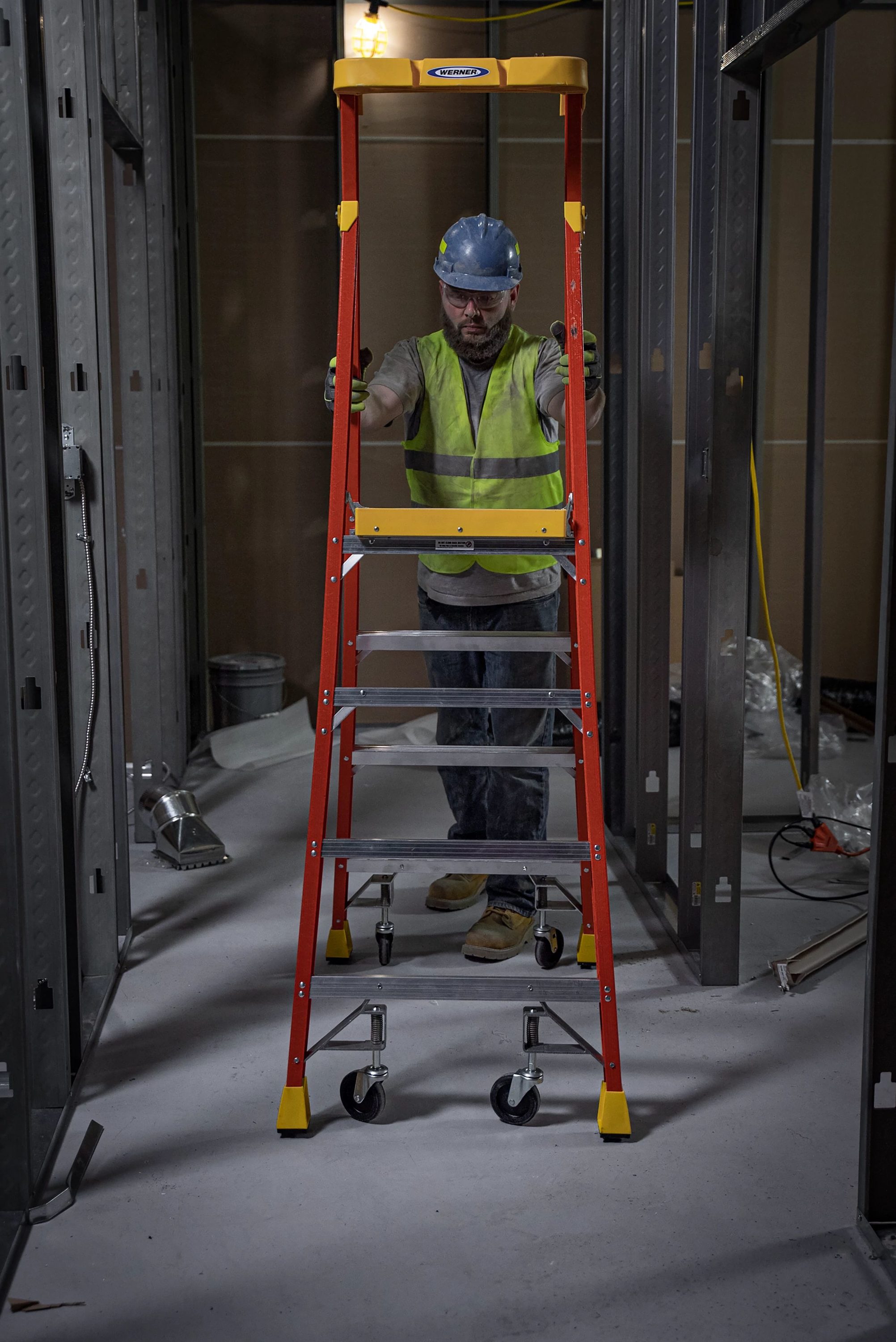 Escalera de plataforma PD6200 de fibra de vidrio de 7 pies (10 pies de altura de alcance) tipo 1A con capacidad de carga de 300 lbs. Modelo PD6204-4C