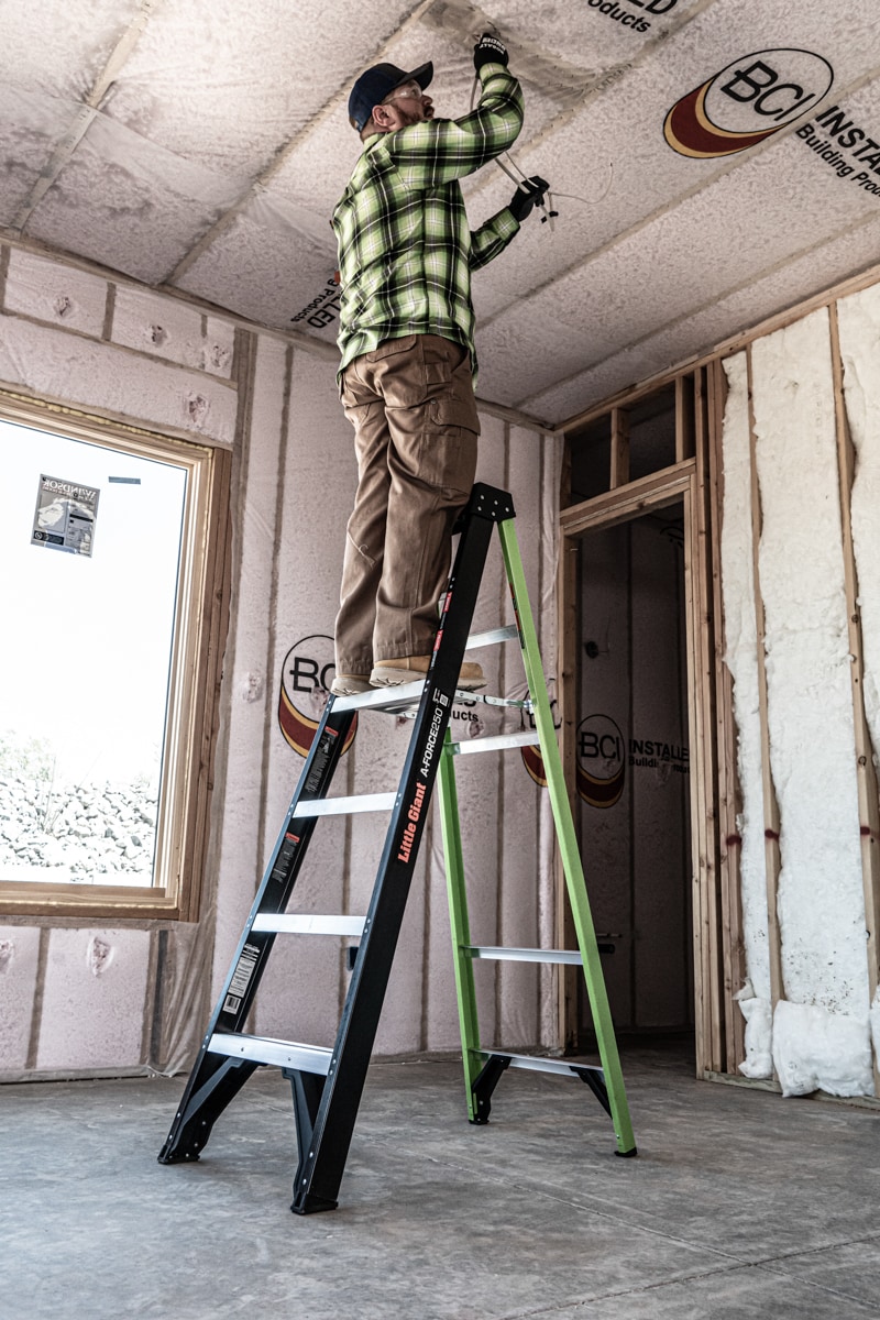 Escalera de tijera de fibra de vidrio de 6 pies (altura de alcance de 10.4 pies) Little Giant Ladders A-Force, capacidad de carga de 250 libras, modelo 15766-002.