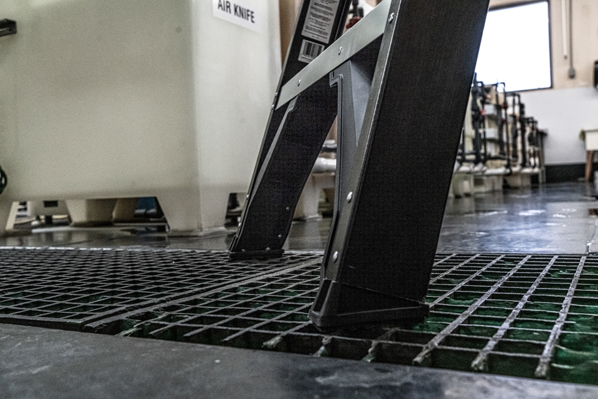 Escalera de tijera de fibra de vidrio de 6 pies (altura de alcance de 10.4 pies) Little Giant Ladders A-Force, capacidad de carga de 250 libras, modelo 15766-002.