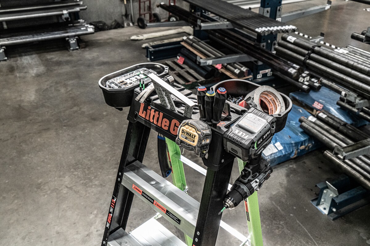 Escalera de tijera de fibra de vidrio de 6 pies (altura de alcance de 10.4 pies) Little Giant Ladders A-Force, capacidad de carga de 250 libras, modelo 15766-002.