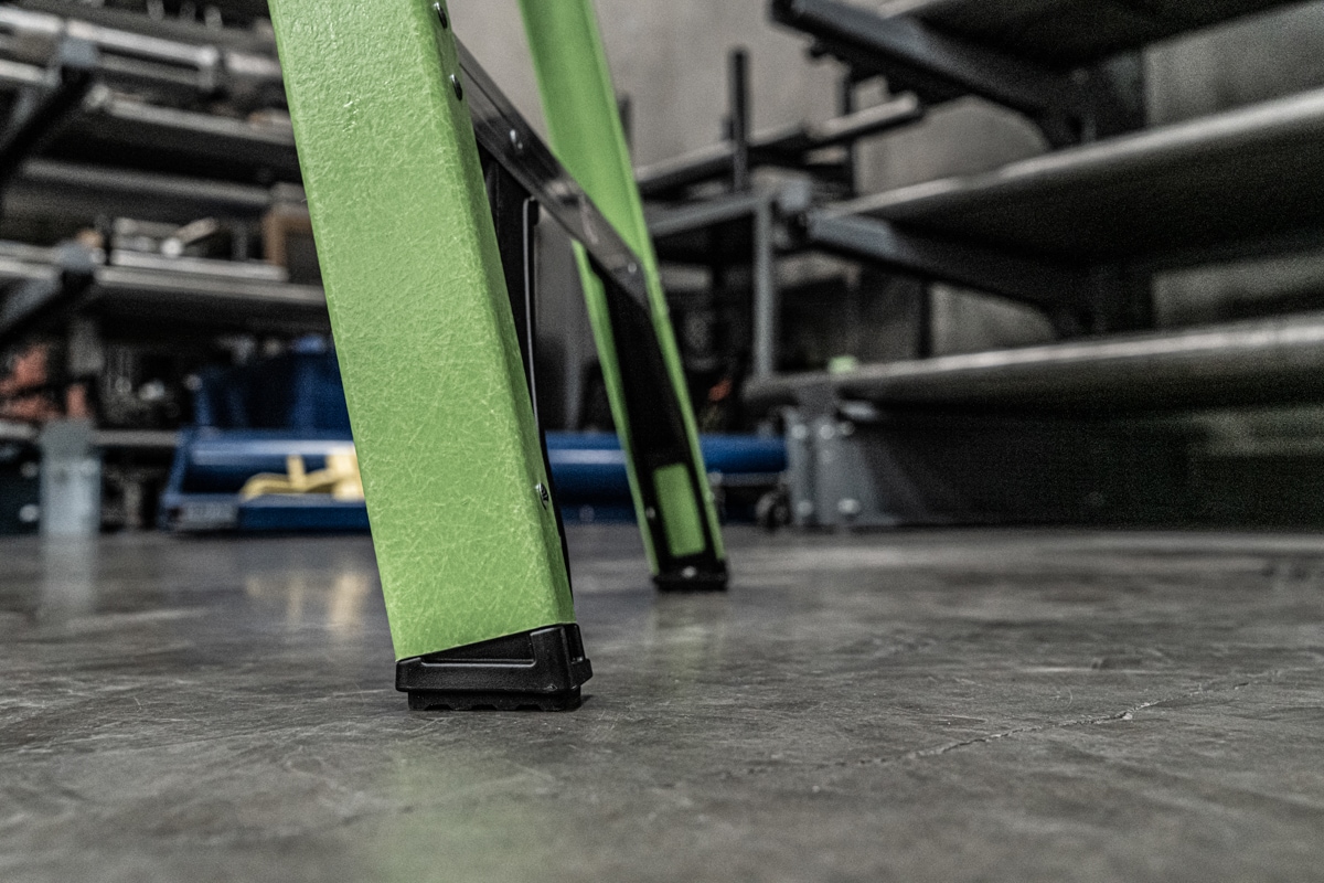 Escalera de tijera de fibra de vidrio de 6 pies (altura de alcance de 10.4 pies) Little Giant Ladders A-Force, capacidad de carga de 250 libras, modelo 15766-002.