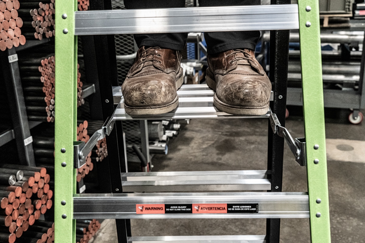 Escalera de tijera de fibra de vidrio de 6 pies (altura de alcance de 10.4 pies) Little Giant Ladders A-Force, capacidad de carga de 250 libras, modelo 15766-002.