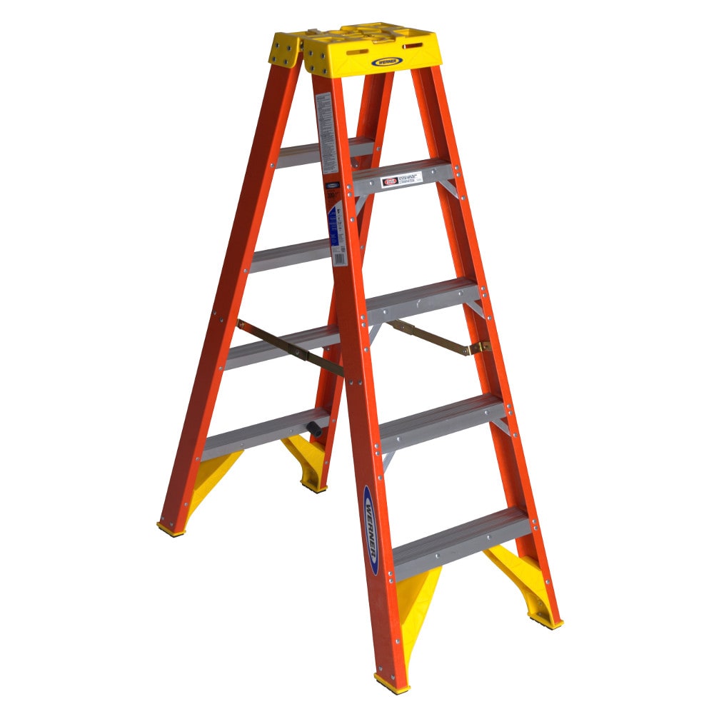 Escalera gemela de fibra de vidrio Tipo 1A de 5 pies (1.52 m) (altura de alcance de 9 pies/2.74 m) con capacidad de carga de 300 lb (136 kg) modelo T6205 de la marca Werner.