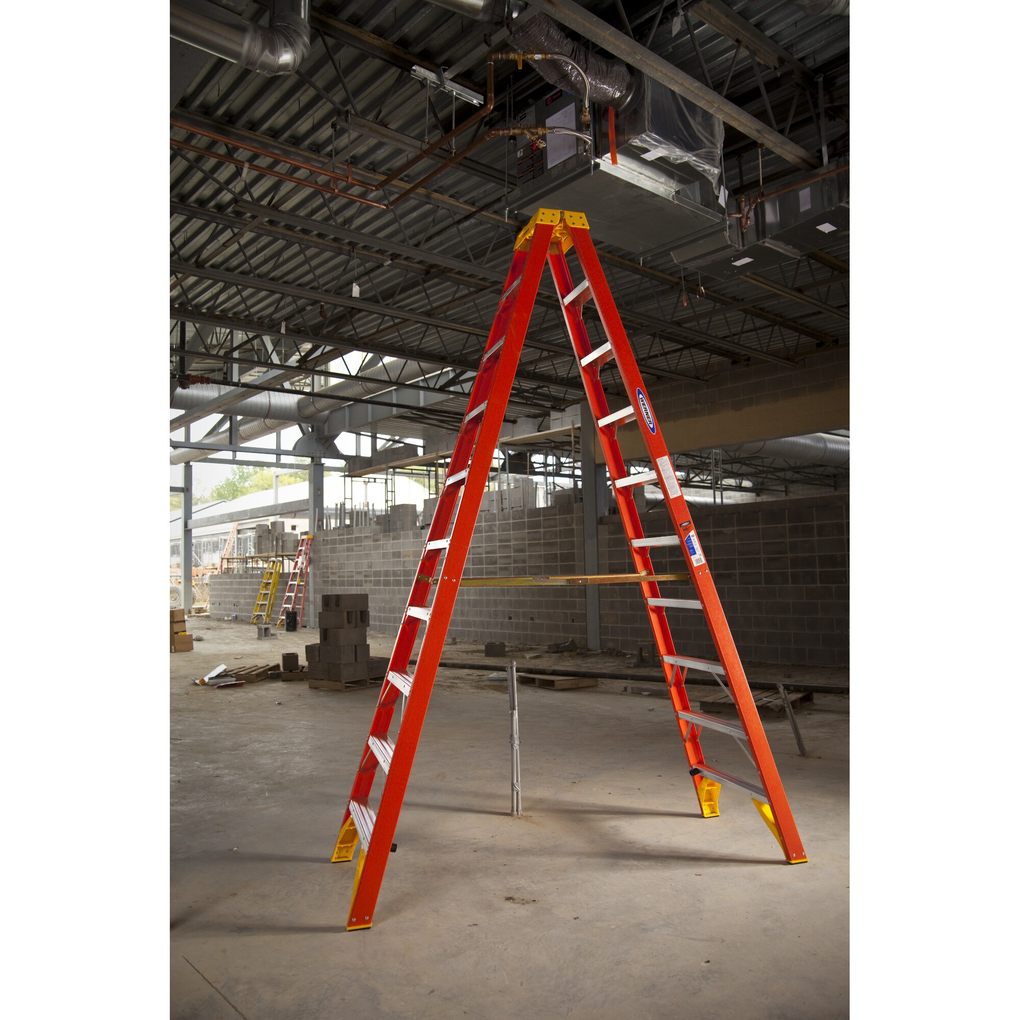 Escalera gemela de fibra de vidrio Tipo 1A Werner T6200 de 10 pies (14 pies de altura alcanzable) con capacidad de carga de 300 lbs. modelo T6210.