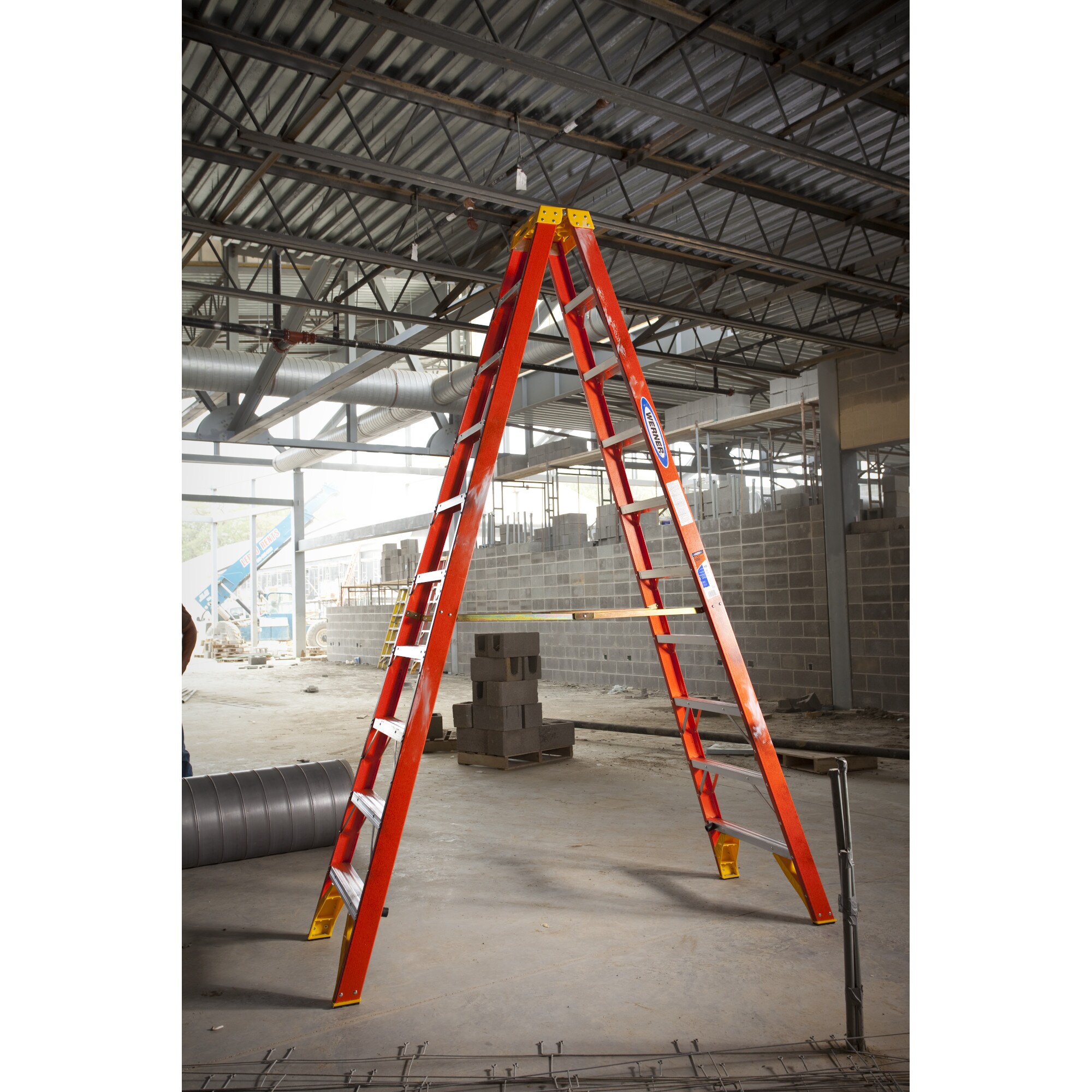 Escalera gemela de fibra de vidrio Tipo 1A Werner T6200 de 10 pies (14 pies de altura alcanzable) con capacidad de carga de 300 lbs. modelo T6210.