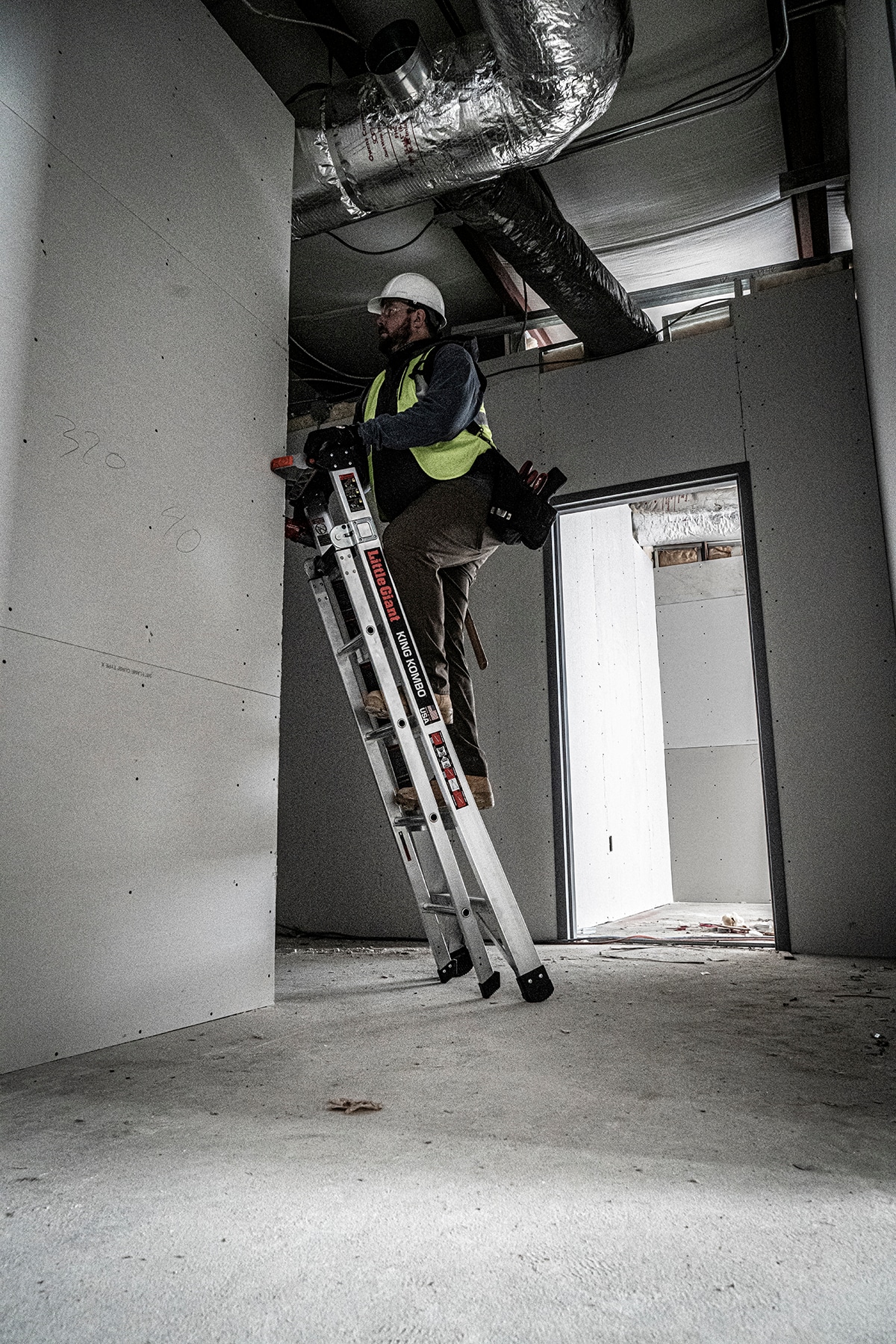 Escalera multifuncional King Kombo 2.0 Pro M6 de Little Giant Ladders, de 6 pies (altura de alcance de 12.7 pies) 3 en 1, de aluminio Tipo 1A con capacidad de carga de 300 libras. Modelo 14906-002.