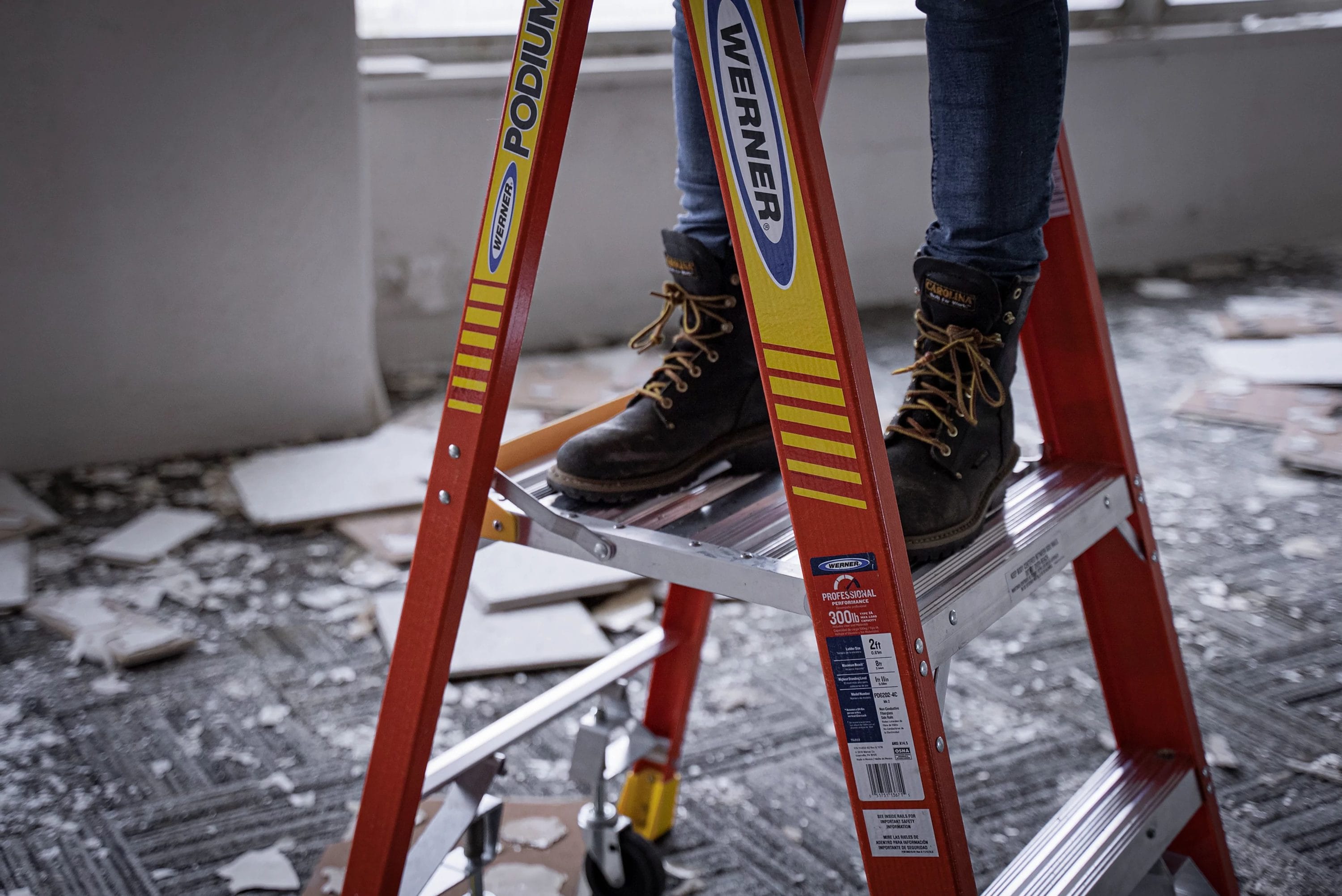 Escalera de plataforma de fibra de vidrio Tipo 1A de 12 pies (altura de alcance de 16 pies) con capacidad de carga de 300 libras Werner PD6200 PD6210-4C
