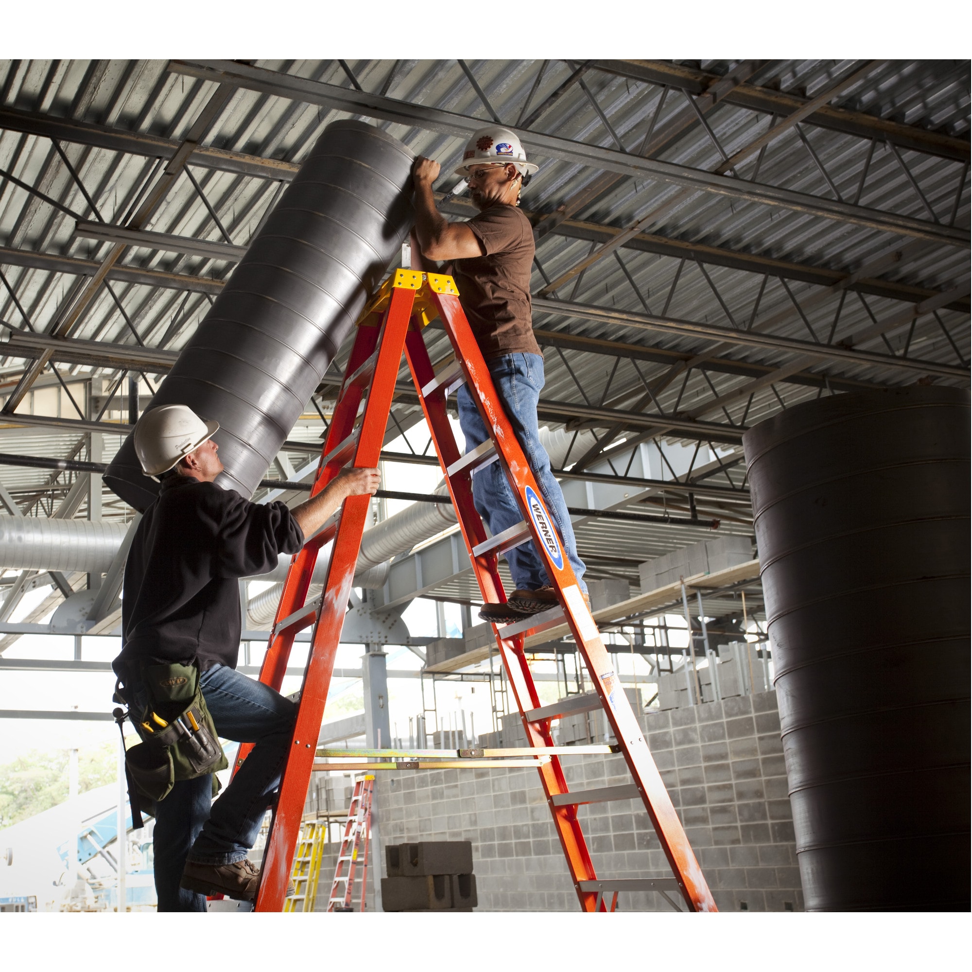 Escalera gemela T6206 de fibra de vidrio tipo 1A de 6 pies (altura de alcance de 10 pies) con capacidad de carga de 300 libras.