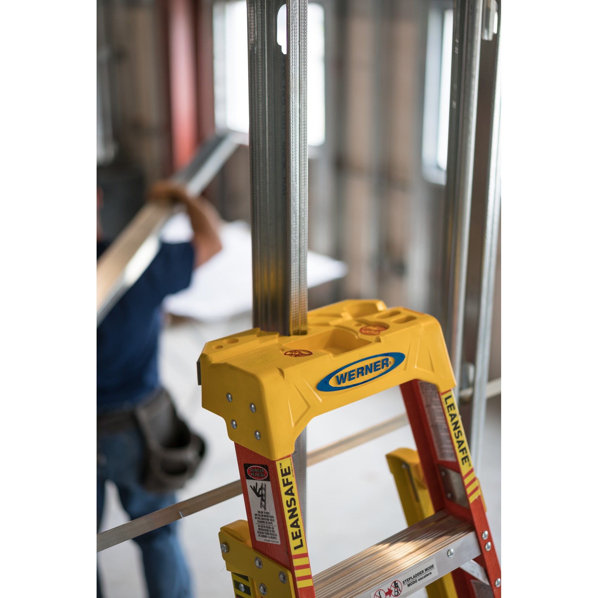Escalera de fibra de vidrio tipo 1A Werner L6200 de 8 pies (altura máxima de 12 pies) - Capacidad de carga de 300 libras. Escalera de tijera L6208.