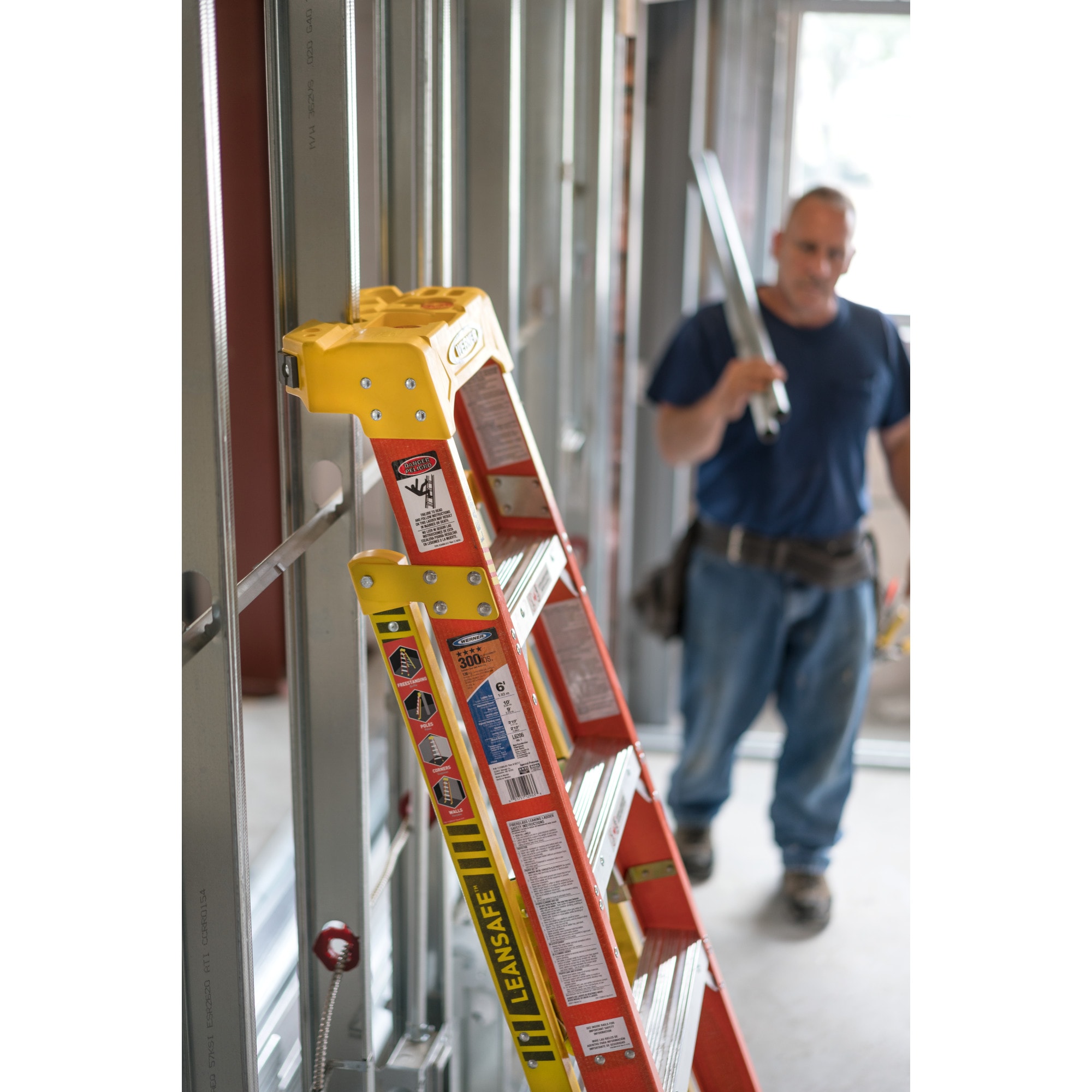 Escalera de fibra de vidrio tipo 1A Werner L6200 de 8 pies (altura máxima de 12 pies) - Capacidad de carga de 300 libras. Escalera de tijera L6208.