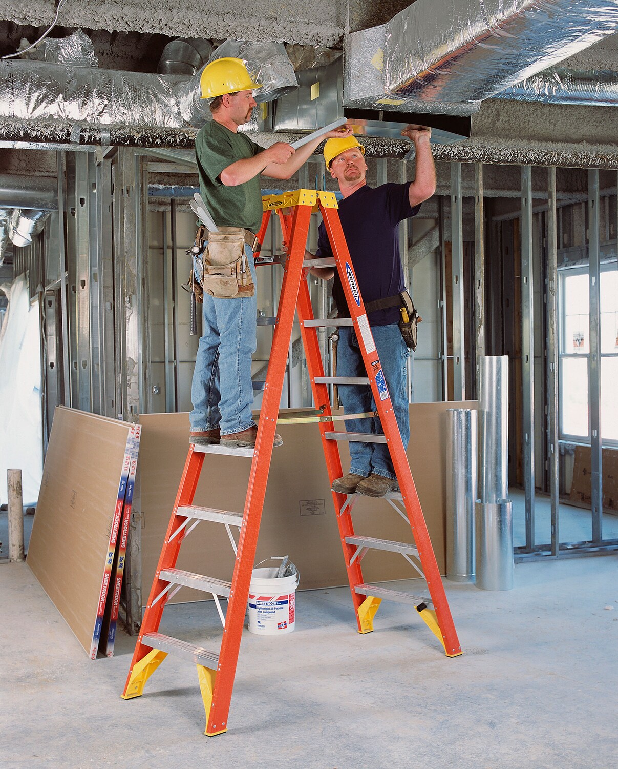 Escalera gemela de fibra de vidrio tipo 1A de 8 pies (altura de alcance de 12 pies) Werner T6208 con capacidad de carga de 300 libras.