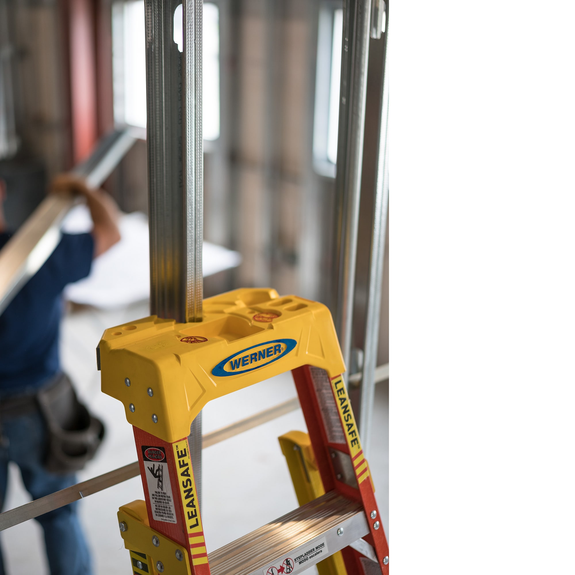 Escalera de tijera de fibra de vidrio Werner L6200 de 4 pies (altura de alcance de 8 pies) Tipo 1A con capacidad de carga de 136 kg - Escalera de tijera L6204