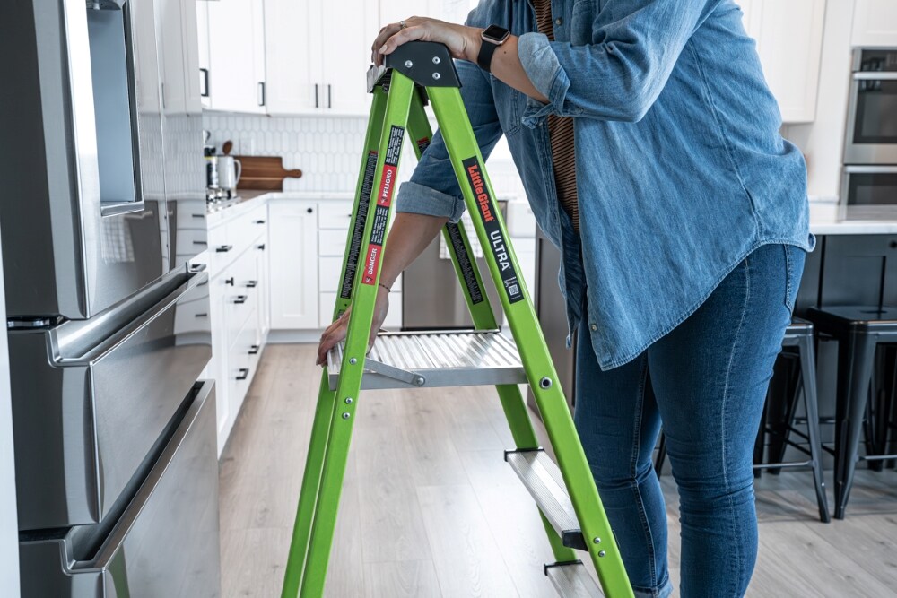 Escalera Plegable de Fibra de Vidrio Verde con Capacidad de 300 lb de Little Giant Ladders Ultra 2 Peldaños 11862-002