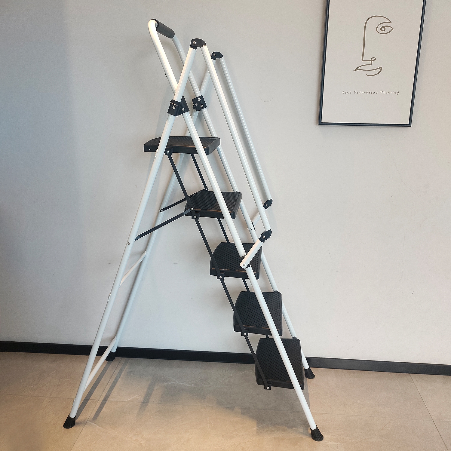 Escalera de 5 pasos Siavonce con capacidad de 500 lb en acero blanco plegable