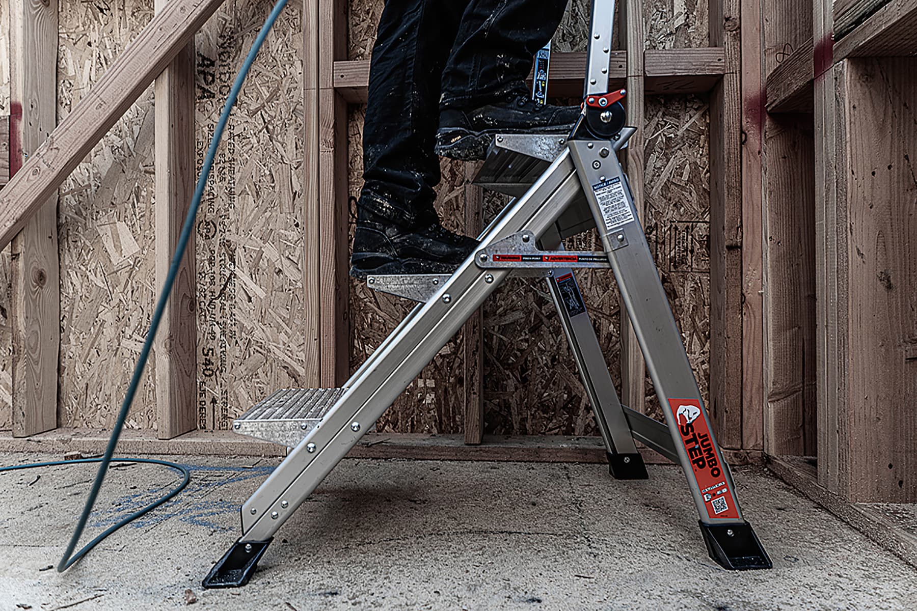 Escalera de pasos plegable de aluminio plateado Little Giant Ladders Jumbo Step M3 de 3 peldaños con capacidad de 375.0 lbs