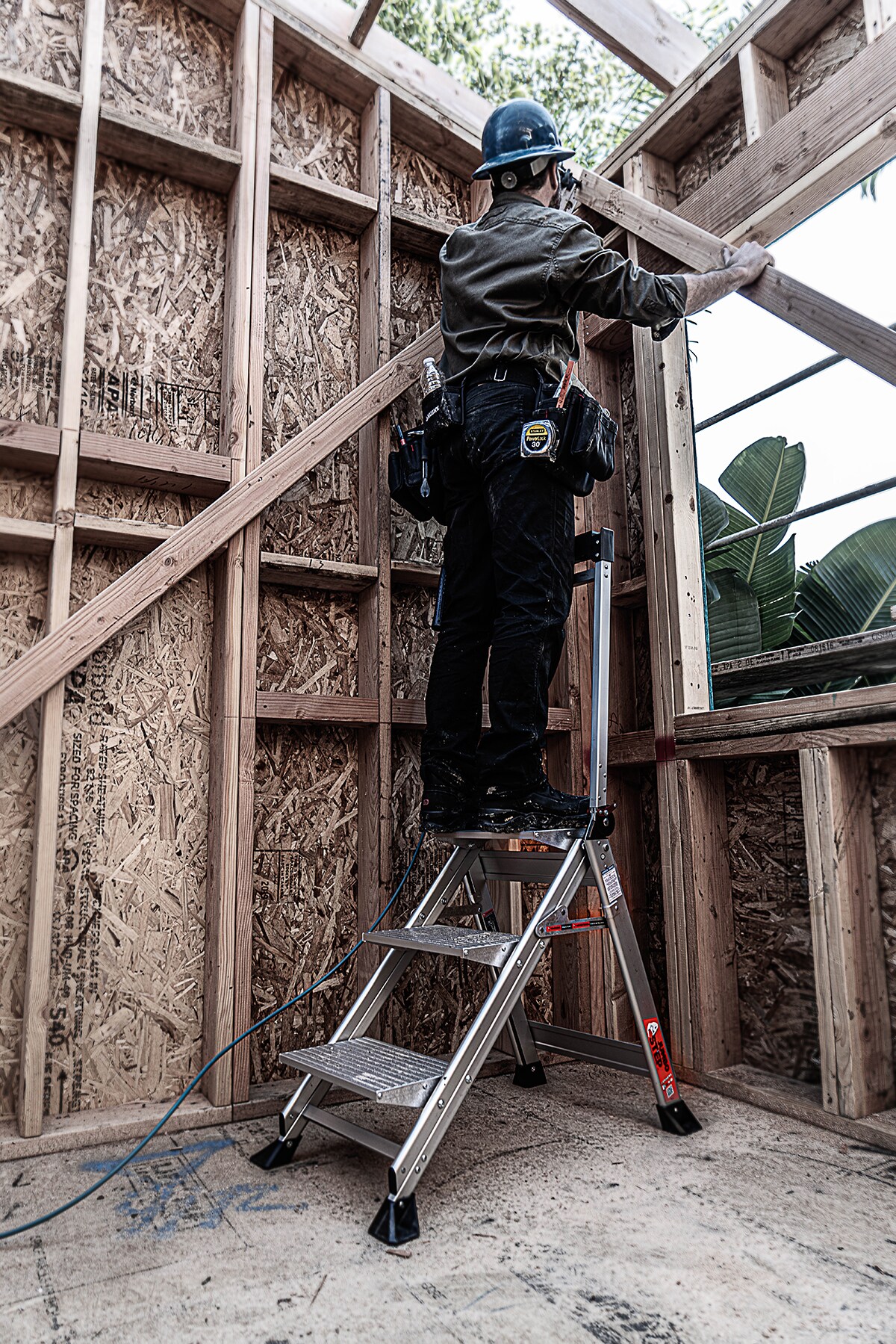 Escalera de pasos plegable de aluminio plateado Little Giant Ladders Jumbo Step M3 de 3 peldaños con capacidad de 375.0 lbs