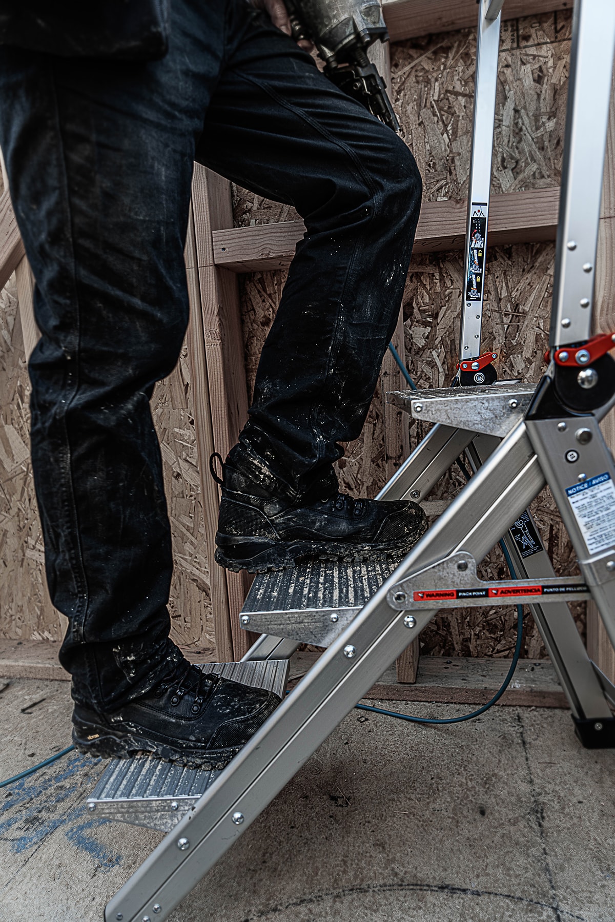 Escalera de pasos plegable de aluminio plateado Little Giant Ladders Jumbo Step M3 de 3 peldaños con capacidad de 375.0 lbs