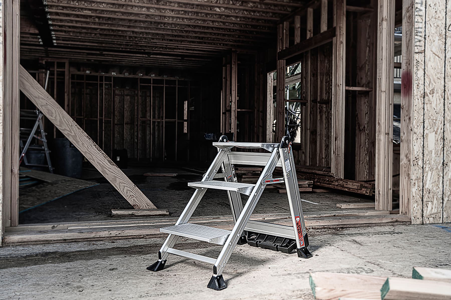 Escalera de pasos plegable de aluminio plateado Little Giant Ladders Jumbo Step M3 de 3 peldaños con capacidad de 375.0 lbs