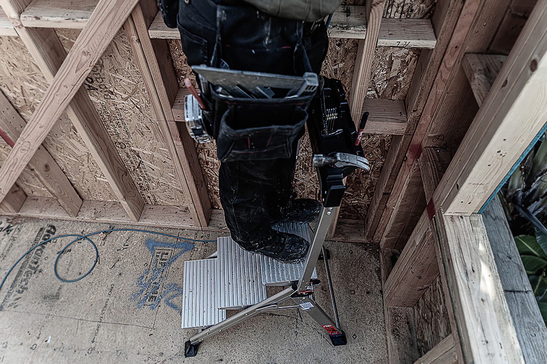 Escalera de pasos plegable de aluminio plateado Little Giant Ladders Jumbo Step M3 de 3 peldaños con capacidad de 375.0 lbs