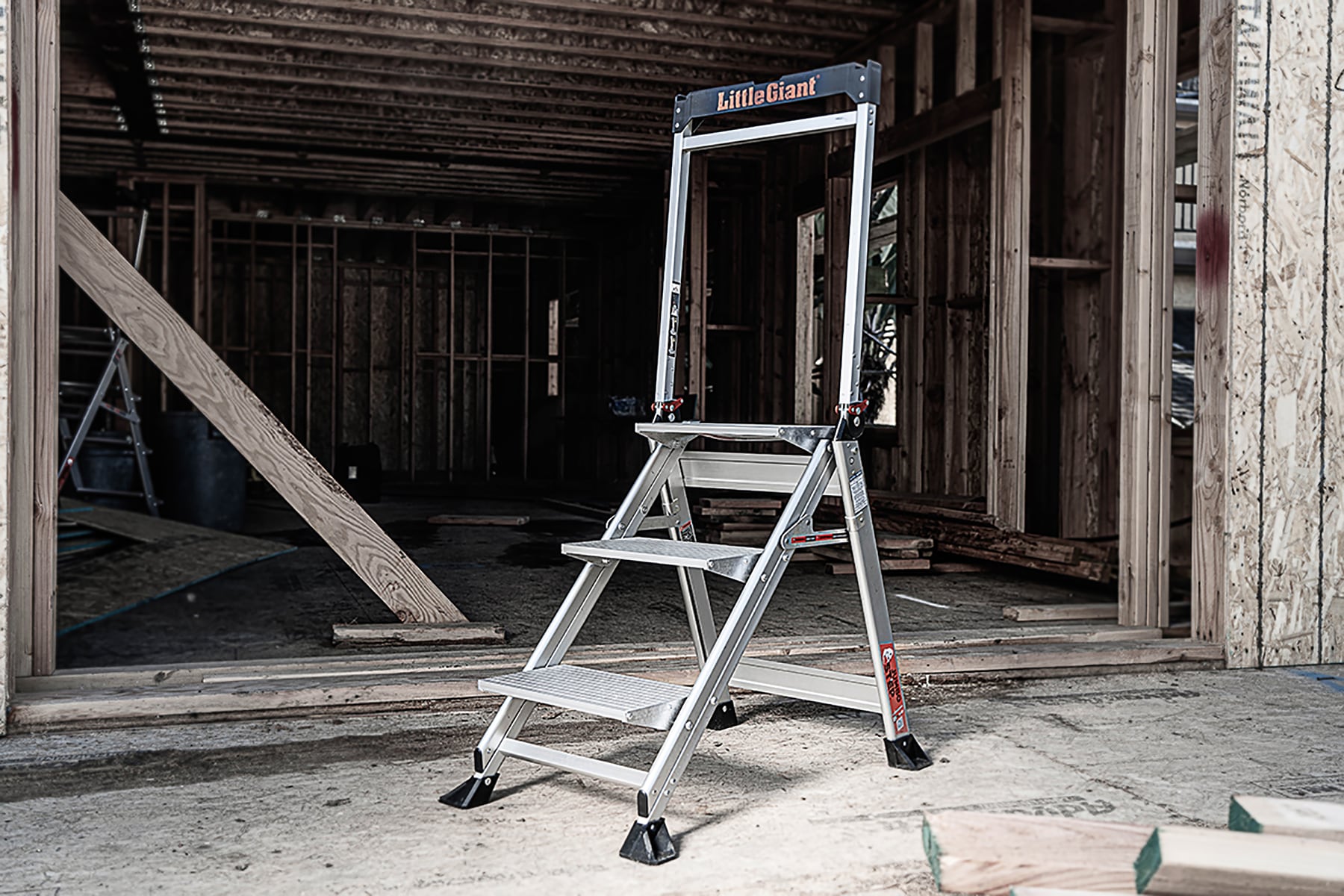 Escalera de pasos plegable de aluminio plateado Little Giant Ladders Jumbo Step M3 de 3 peldaños con capacidad de 375.0 lbs