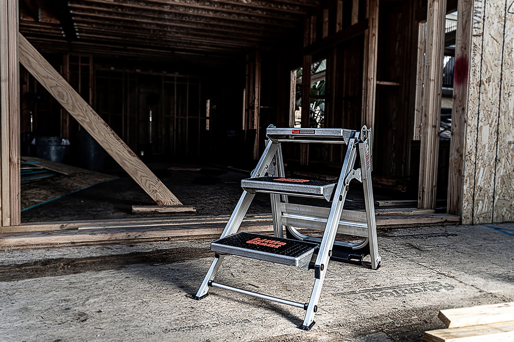 Taburete de seguridad plegable Little Giant Ladders Safety Step M3 de 3 peldaños y capacidad de 300 lb en aluminio plateado (10310BA)