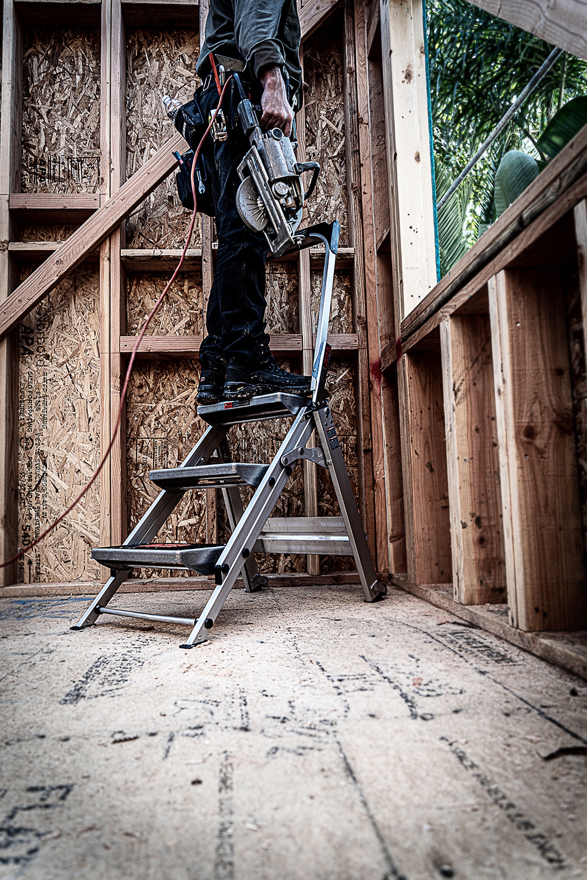 Taburete de seguridad plegable Little Giant Ladders Safety Step M3 de 3 peldaños y capacidad de 300 lb en aluminio plateado (10310BA)