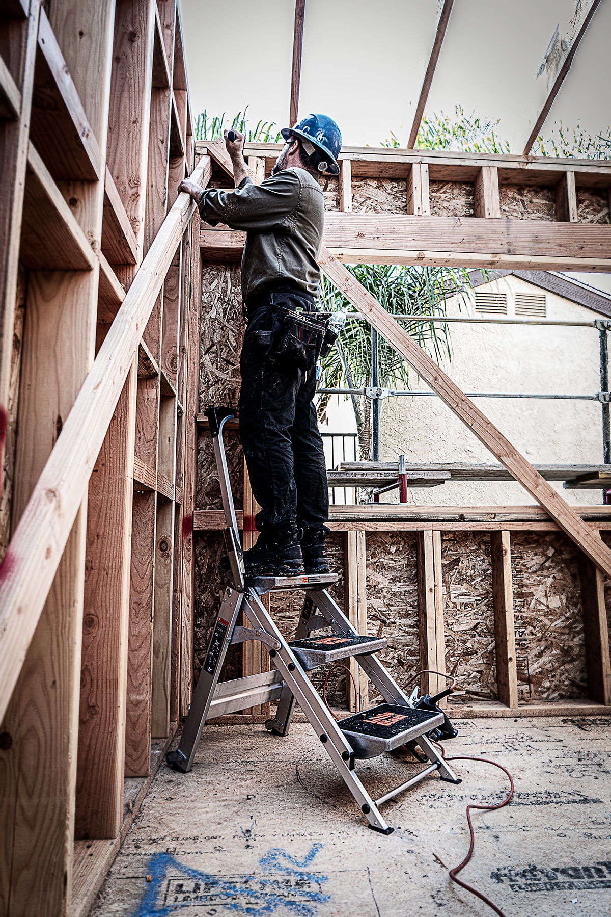 Taburete de seguridad plegable Little Giant Ladders Safety Step M3 de 3 peldaños y capacidad de 300 lb en aluminio plateado (10310BA)